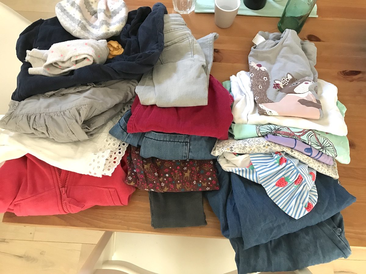 Oma bringt gebrauchte Kleidung mit und wir suchen die liebsten Teil aus.