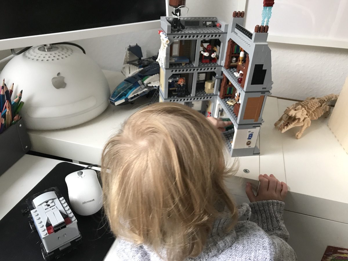 Mit dem Lego des großen Bruders spielen: wenn das mal klappt... - Mamaskind.de