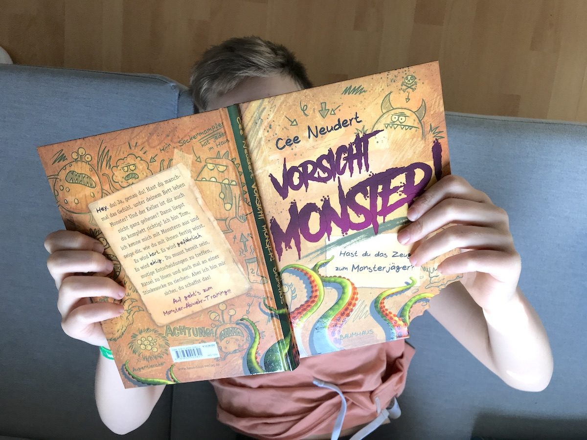 Mein Sohn ist mutig und wagt sich, das Kinderbuch zu lesen: Vorsicht, Monster! - Mehr Infos auf Mamaskind.de