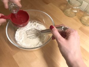 Mit Kindern herstellen: Bastelkleber aus Mehl und Wasser - ohne ihn zu kochen! - Mamaskind.de