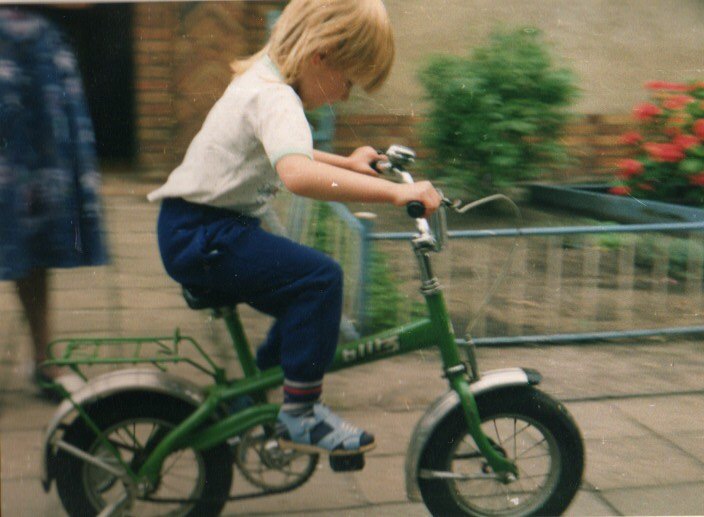 Fahrradfahren mit Stützrädern als 3-Jährige - bitte.kaufen