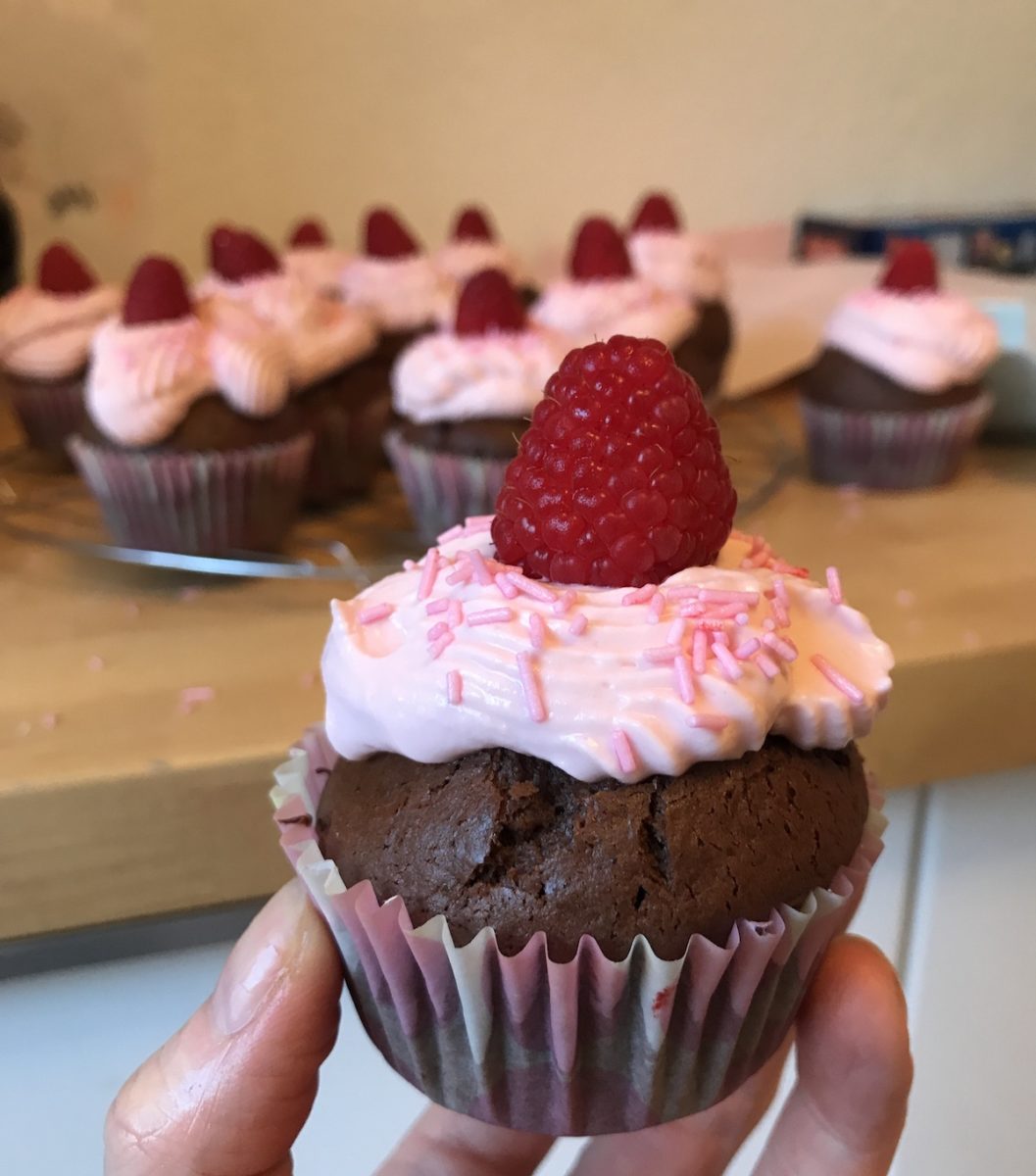 Wir backen: Himbeer-Schoko-Cucpakes aus Schokoresten und Himbeerpüree. - Mamaskind.de