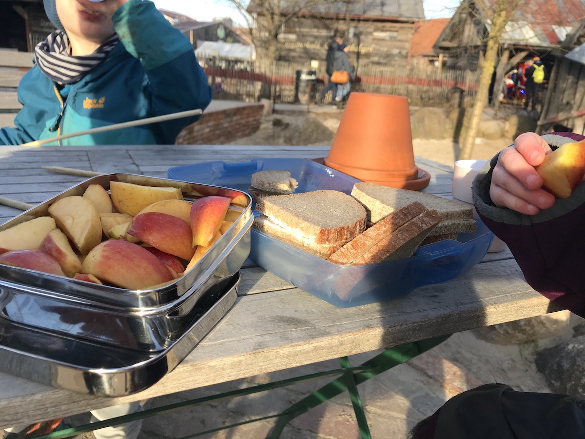 Kampf dem teuren Essen: Wir bringen unser eigenes Picknick mit und essen bei 2 Grad draußen. - Unterwegs mit Kindern in Karls Erlebnisdorf - Mamaskind.de