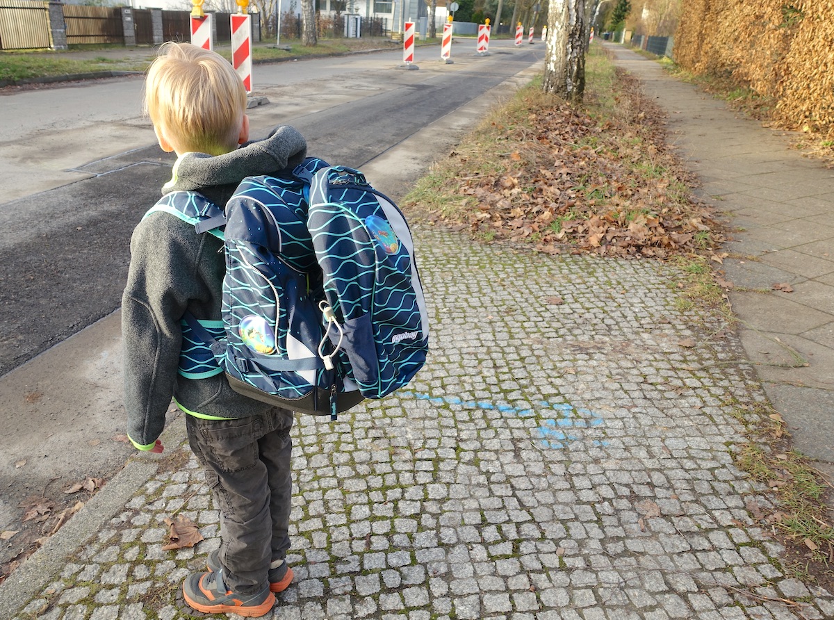 Er blickt in eine unbekannte Zukunft: Schule ist ein riesiger Schritt, für ihn und uns. - ergobag Schultasche im Test auf Mamaskind.de