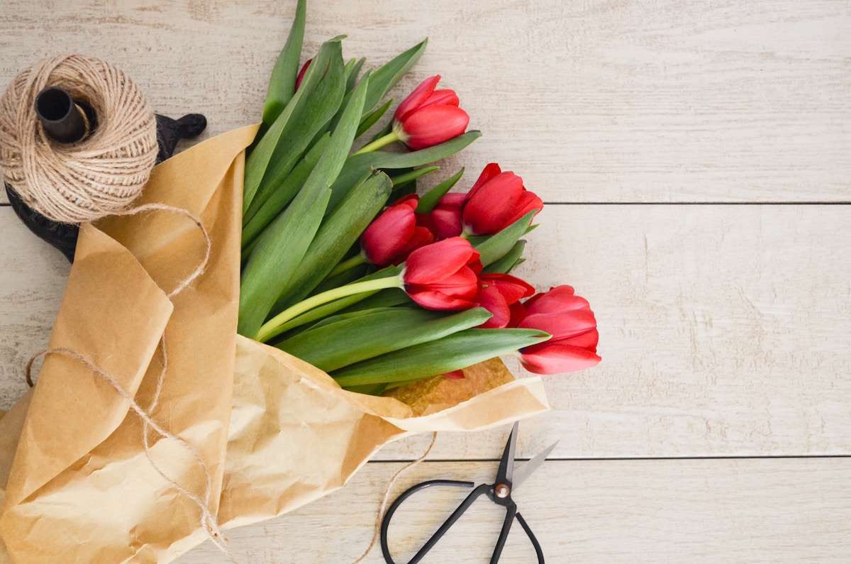 Meist gerne gesehen: Schöne Blumen als Mitbringsel, um nicht mit leeren Händen zu kommen. - Mehr dazu auf bitte.kaufen