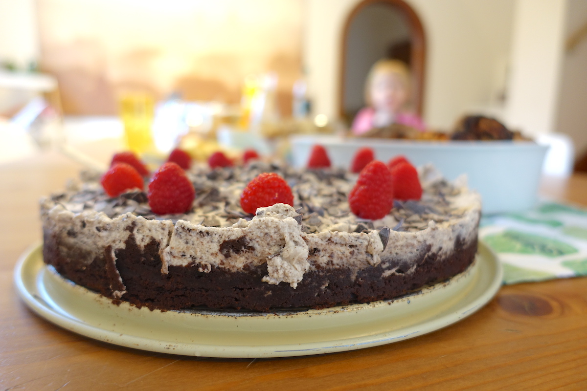 Ein Knaller-Kuchen - neben dem noch knallerigen Hammer-Kuchen der Freundin: Schoko-Oreo-Himbeer-Torte. - Mamaskind.de