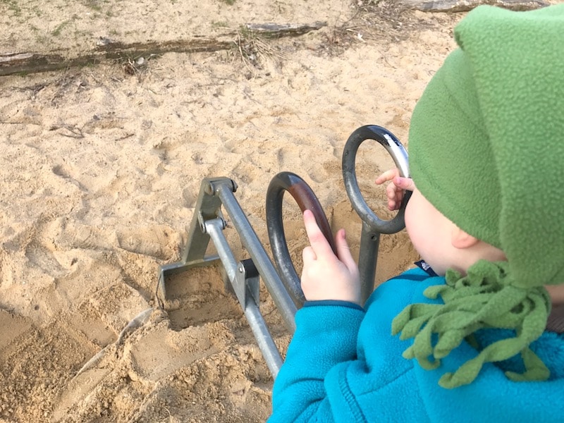 Noch mehr Zeit: Spielplätze mit Kindern erobern. Das bringt auch Oma und Opa neue Einblicke. - Mehr zu Geschenkideen, die nichts kosten auf bitte.kaufen