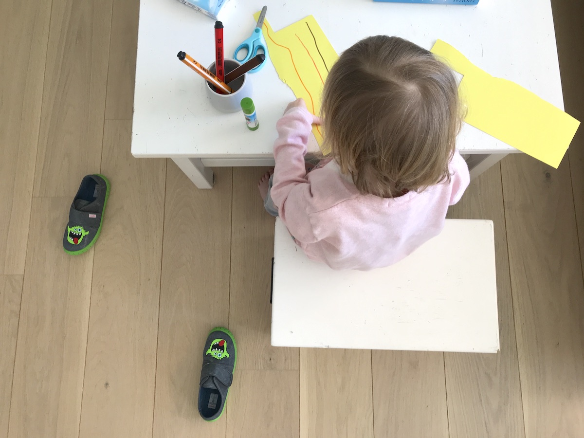 Basteln, malen, schneiden: Die 2-Jährige holt sich alles, was sie braucht selbst. - Mamaskind.de