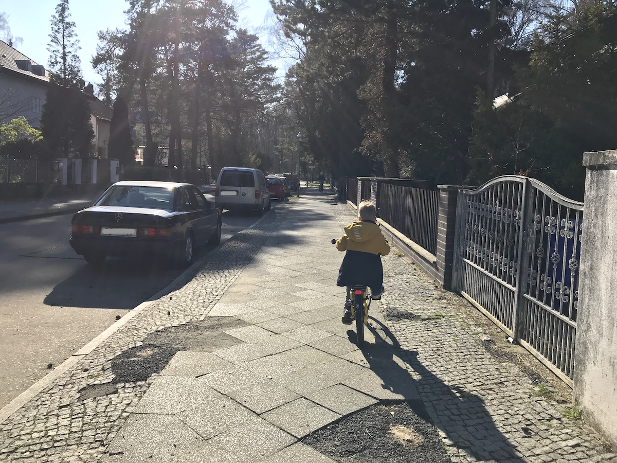 Radfahren durch menschenleere Straßen am Stadtrand von Berlin. - Mamaskind.de