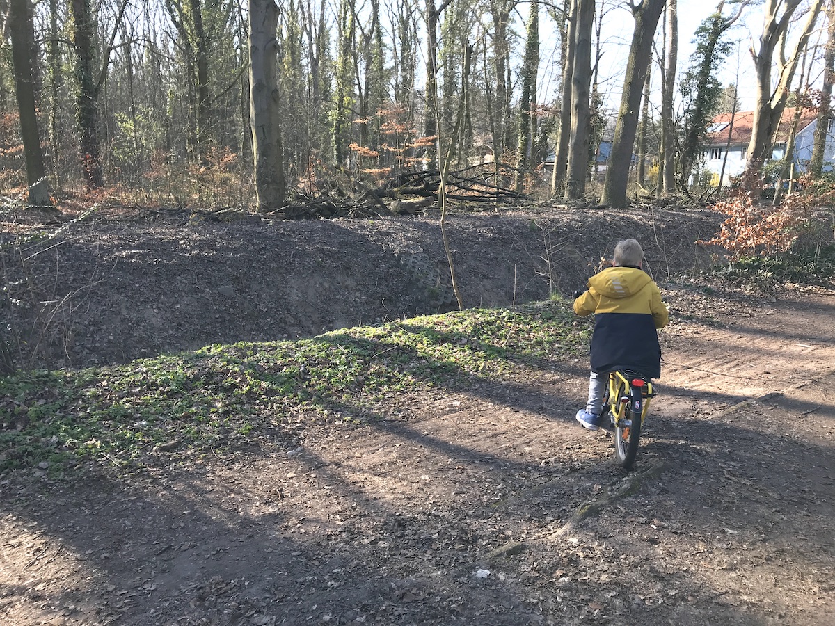 Endlich wieder durch den Wald spazieren. Gute Laune bekommen. - Mamaskind.de