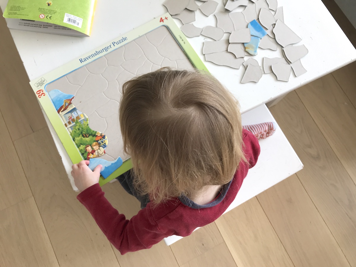 Die 2-Jährige macht ein Puzzle ab 4 Jahren - Corona-Tagebuch auf Mamaskind.de