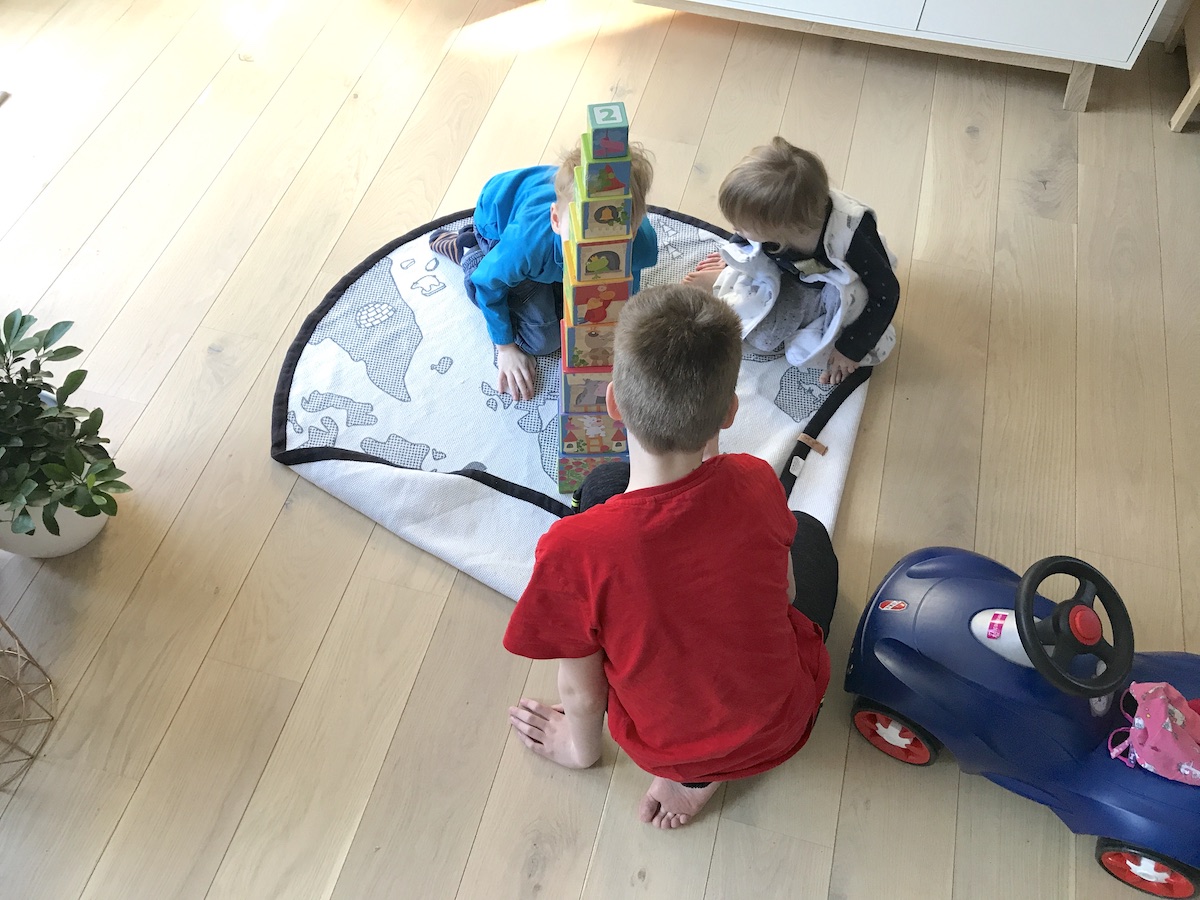 Drei Kinder spielen gemeinsam zusammen: 5 Minuten lang - Mamaskind.de