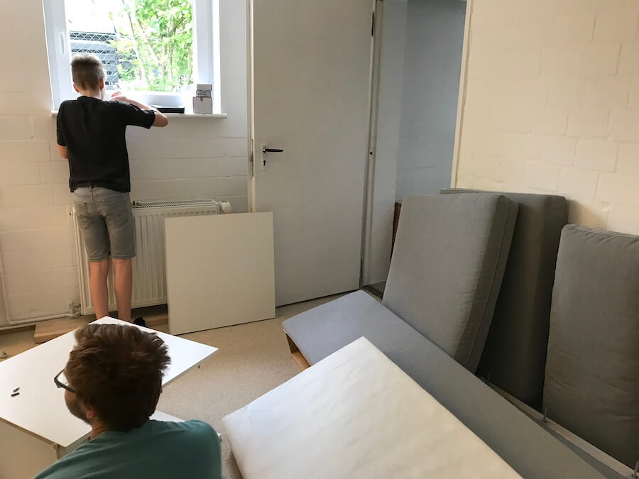 Wir bauen Möbel im neuen Kinderzimmer auf. bitte.kaufen
