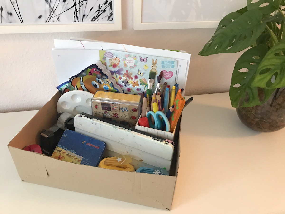 Die Bastelbox für Kita-Kinder. Hier ist alles drin, was Kita-Kinder glücklich macht: Wasserfarben, Stempel, Wachmalstifte, Aufkleber und Hefte - Mehr Infos zur Box gibt es auf Mamaskind.de