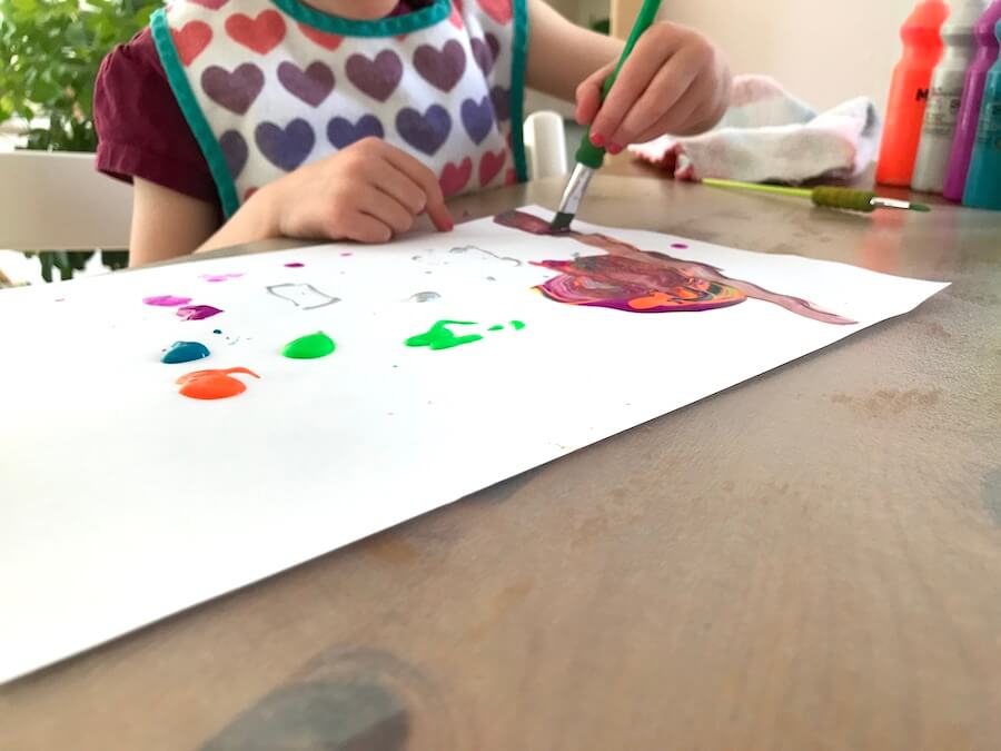 Meine Tochter malt mit flüssigen Farben. - Mamaskind.de