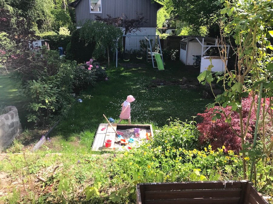 Unser heimeliger Reihenhaus-Garten mit Sandkasten und Schaukel. - Mamaskind.de