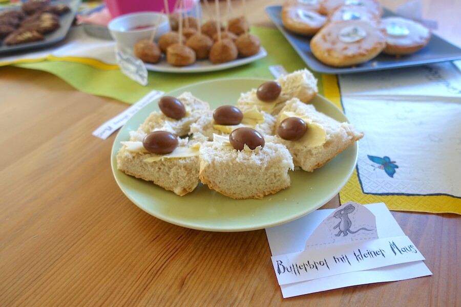 Butterbrot mit kleiner Maus = Brötchen mit Schokobonbons - Mehr zum Grüffelo-Geburtstag gibt's auf Mamaskind.de