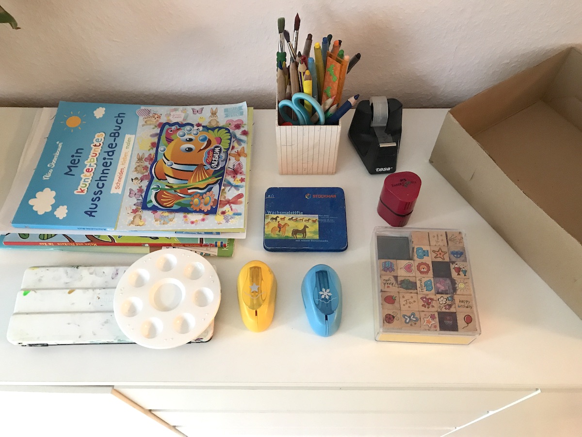 Der Inhalt der Bastelbox für Kita-Kinder von ca. 2 - 4 Jahren. Mehr Tipps zur DIY Kitabox gibt es auf Mamaskind.de