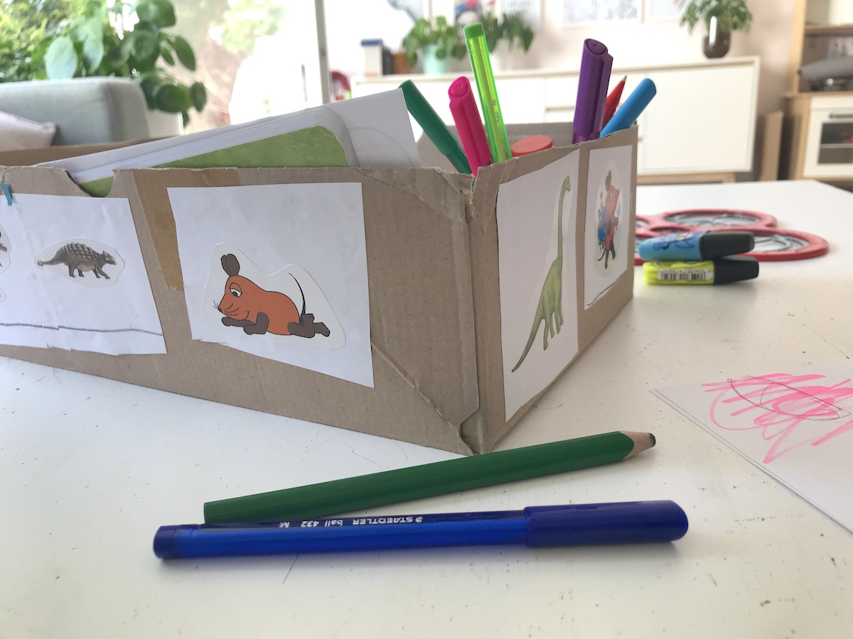 Die DIY Bastelbox kann noch vom Kind selbst beklebt werden. So wird jede Bastelbox individuell. - Mehr Infos zur Vorschulbox gibt es auf Mamaskind.de