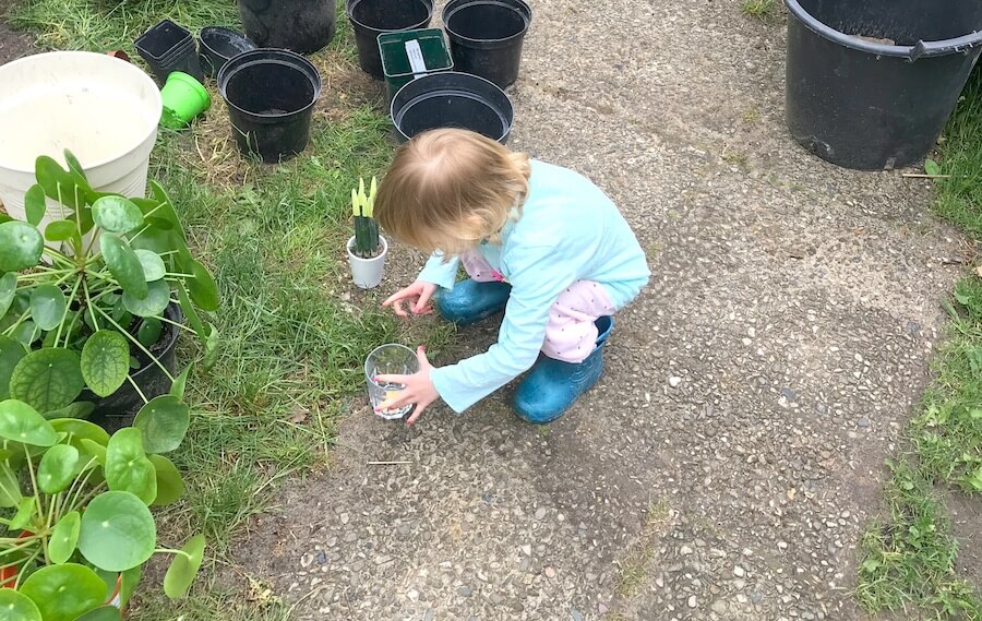 Meine Tochter durfte beim Bepflanzen des Hochbeets helfen. - Hochbeet bauen auf Mamaskind.de