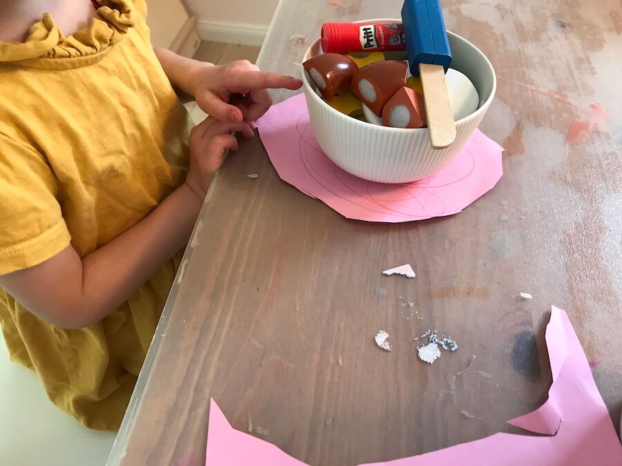 Meine Tochter hat sich selbst eine Kinderküche gebastelt. - Mamaskind.de