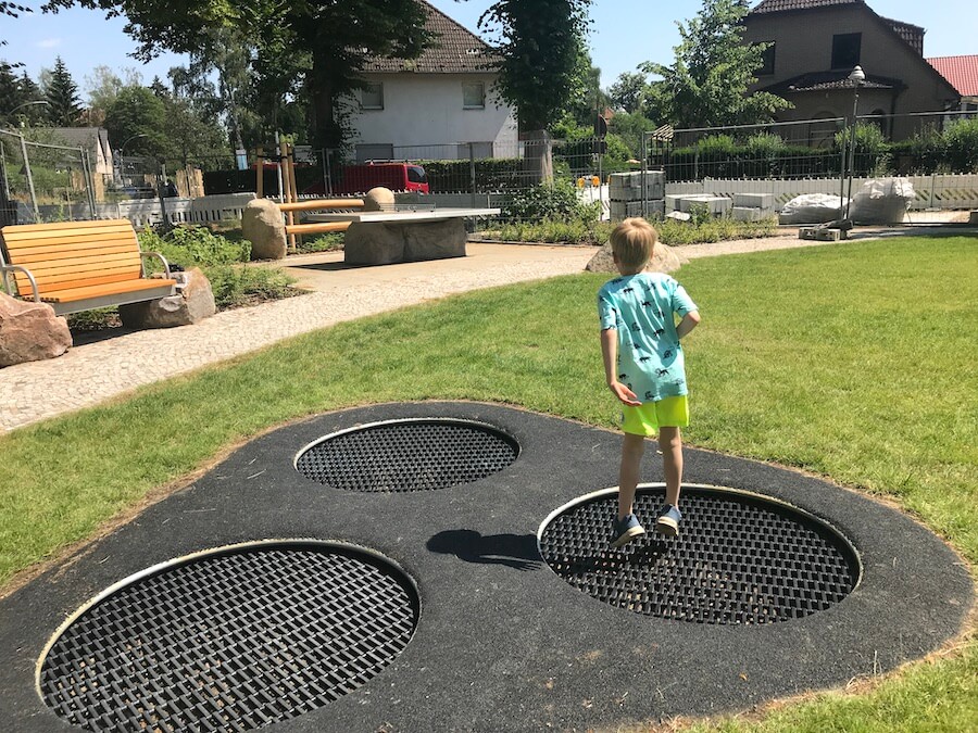 Kind springt auf dem Trampolin - bitte.kaufen