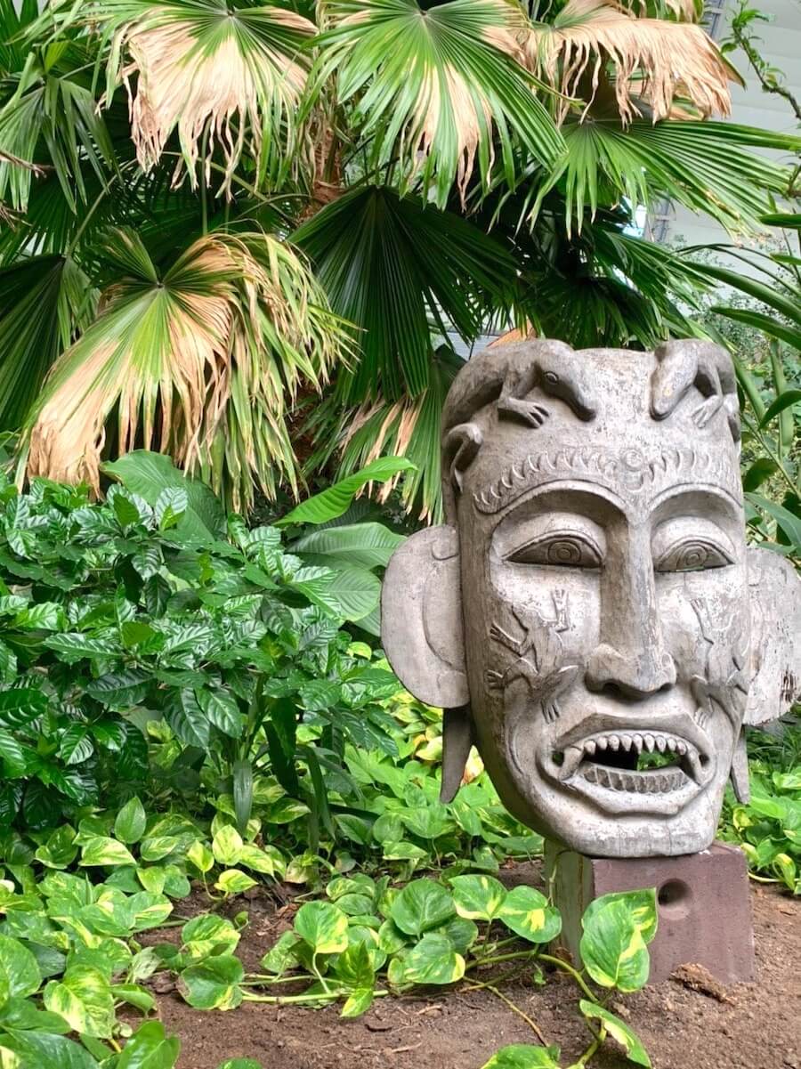 Statue im Tropischen Regenwald Gebiet - Besuch im Tropical Islands
