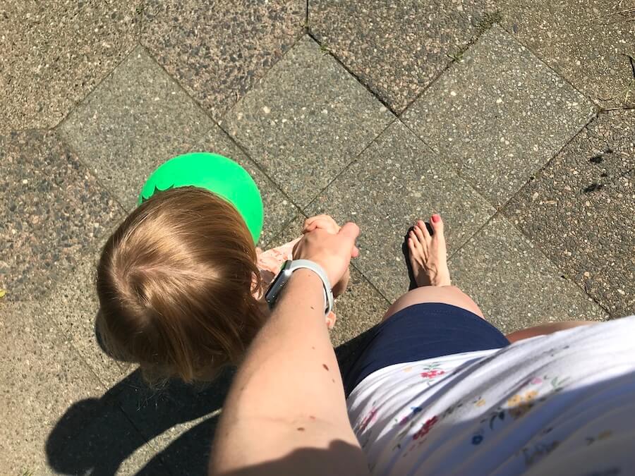 Wir spazieren draußen umher, weil die 3-Jährige ganz aufgeregt ist. - Mamaskind.de