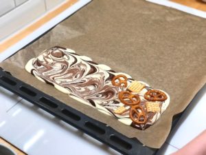 Toppings für selbstgemachte Bruchschokolade: salzige Brezeln und Mini-Cracker - Mamaskind.de