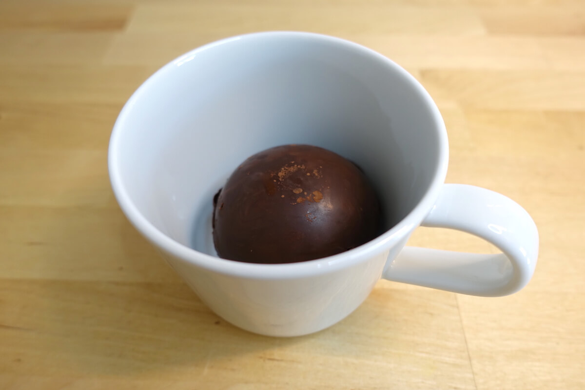 Die Schokoladenbombe wird mit heißer Milch übergossen - mamaskind.de