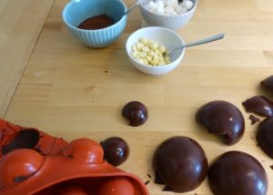 Nach dem Einfrieren Schokoladen-Halbkugeln aus der Form drücken - Mamaskind.de
