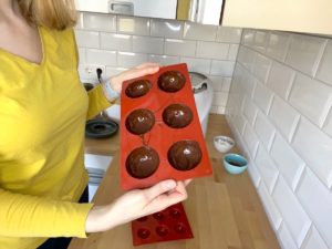 Warme Schokolade in Halbkugel-Silikonform gießen - Mamaskind.de