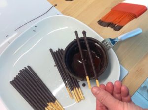 Mikado-Keksstangen in flüssige Schokolade tauchen - Mamaskind.de
