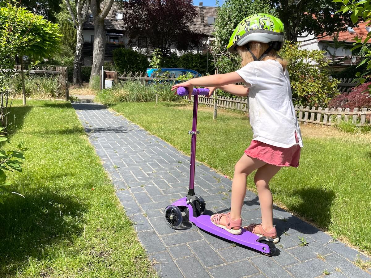 Kinder-Roller: Zarte Versuche - das Lenken funktioniert ein wenig anders - mit Gravitationslenkung - Mamaskind.de