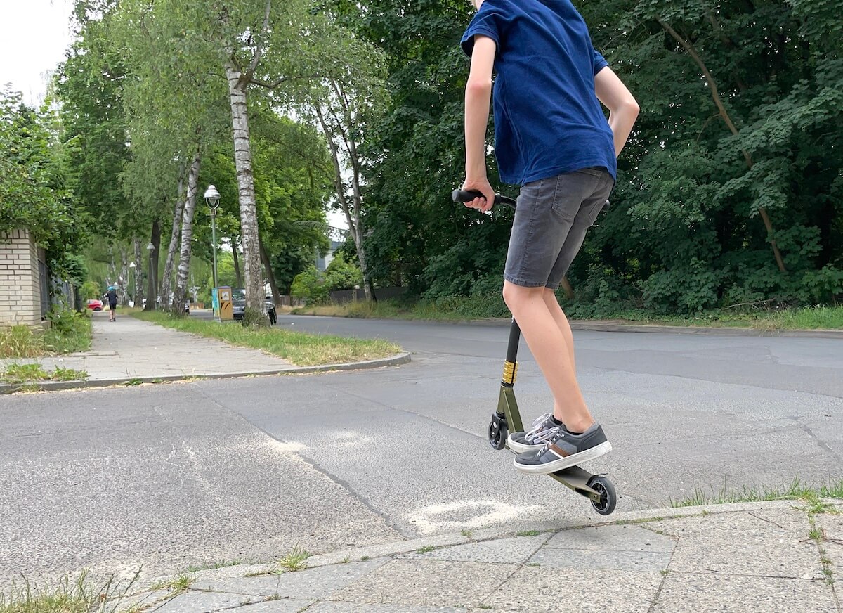 Mit dem Roller springen - mein 11-jähriger Sohn kann das! - mamaskind.de