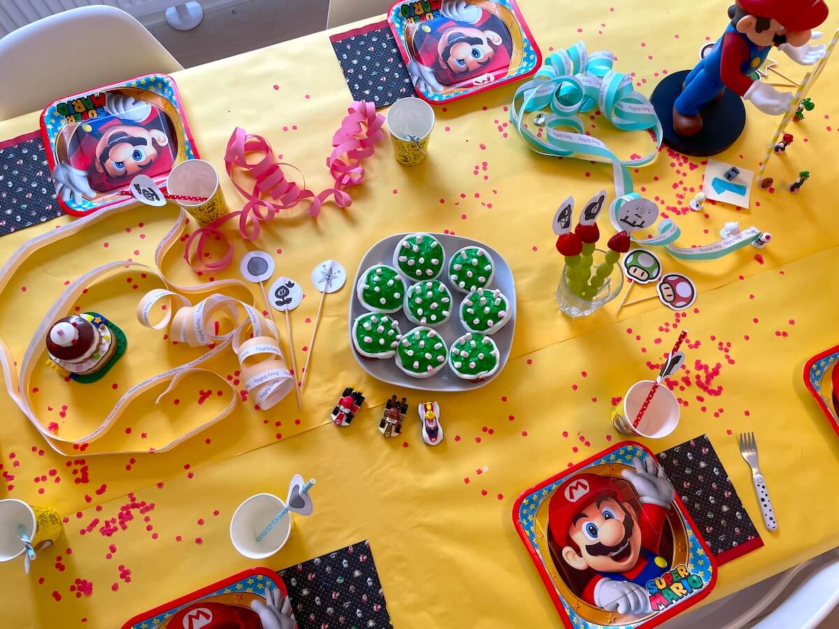 Super Mario Geburtstagsdeko mit Essen, Tellern, Konfetti - Mamaskind.de