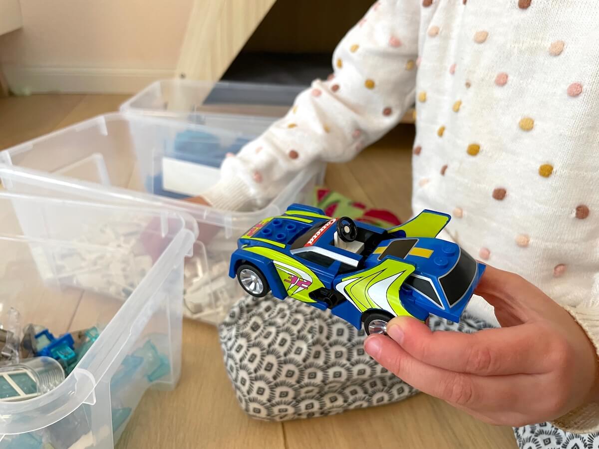 Die 4-Jährige baut sich ein Carrera-Auto zusammen - mit Klemmbausteinen - mamaskind.de