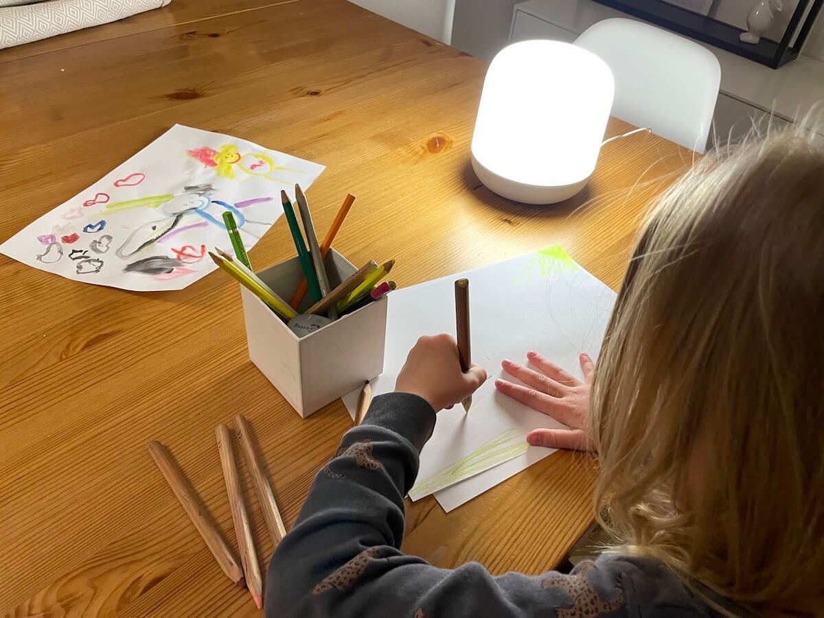 Bei Hausaufgaben oder beim Malen unterstützt uns das helle Licht der WiZ-Lampen - mamaskind.de