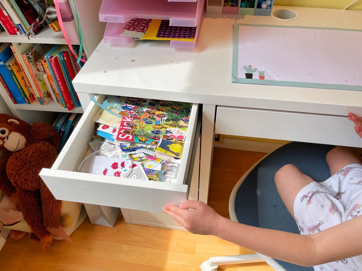 Kinderschreibtisch organisieren: In der Schublade verstecken sich Sticker und Stickerhefte