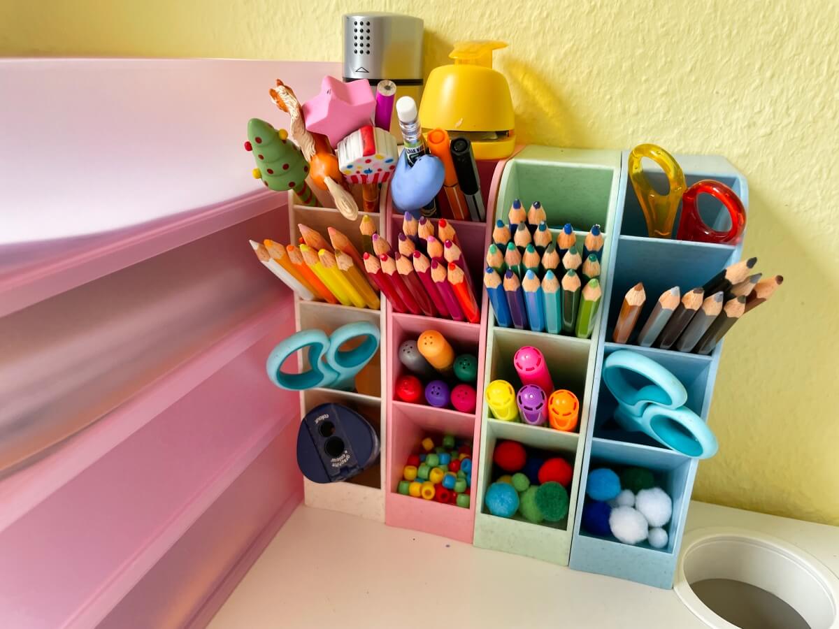 Kinderschreibtisch-Organizer: Schere, Bleistifte, Buntstifte und Bastelkleber