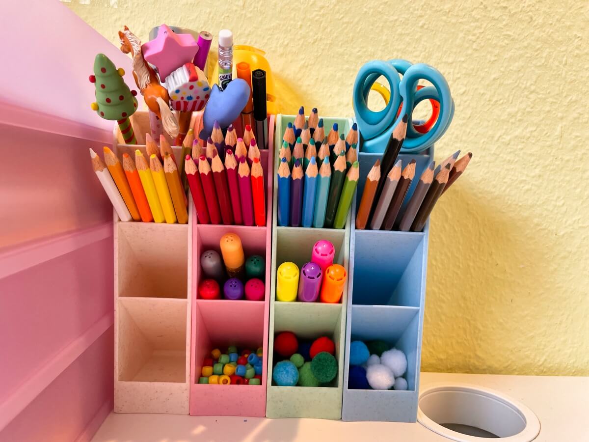 Schreibtisch-Ordnung für Kinder: Organisieren mit Stiftebox nach Thema