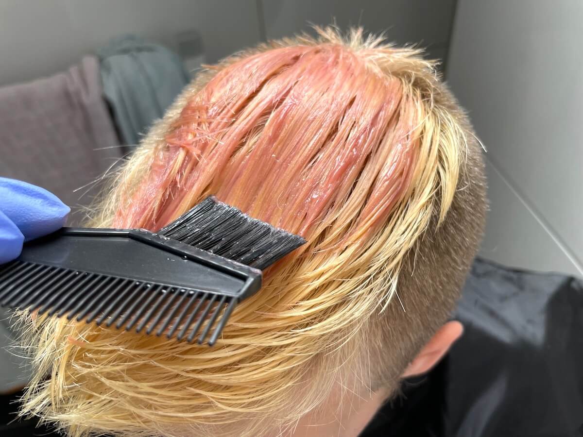 Die Farbe wird auf die blondierten Haare aufgetragen - mit dem Pinsel - bitte.kaufen
