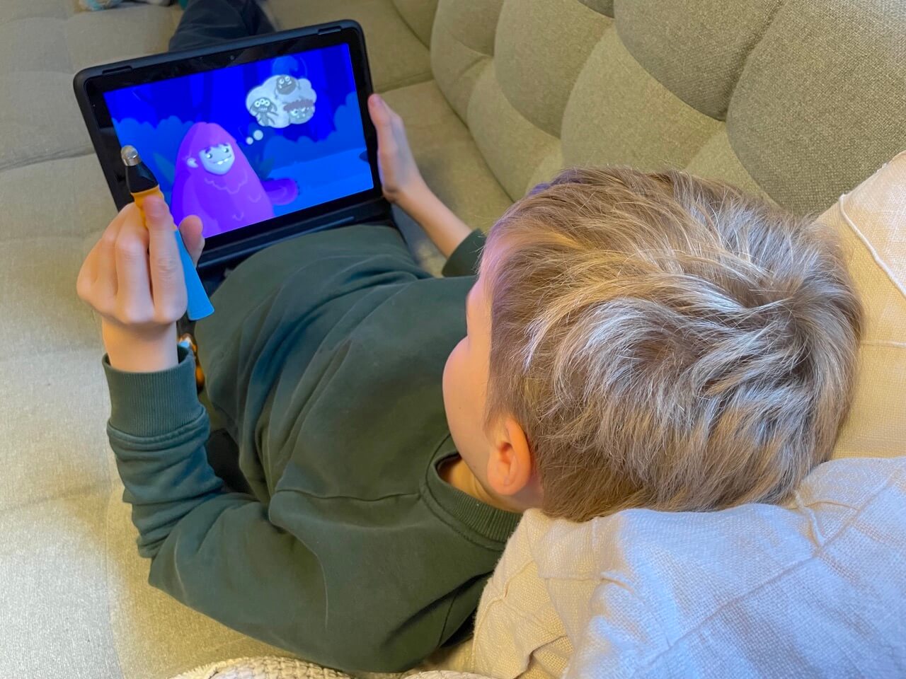 Couch, Tablet, Lern-App: Edurino zeigt sich im Test bei meinen Kindern äußerst geduldig, spannend und motivierend. - bitte.kaufen