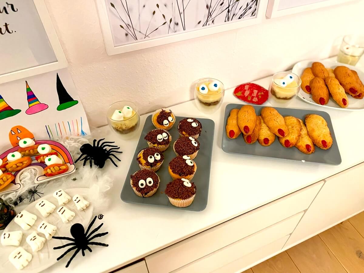 Für die Halloween-Party mit der Familie: Ein Buffet mit leckeren Speisen - bitte.kaufen