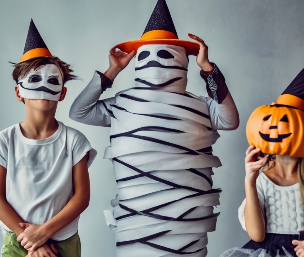Beste Halloween-Party mit coolen Spielen: Klopapier-Mumien! - bitte.kaufen