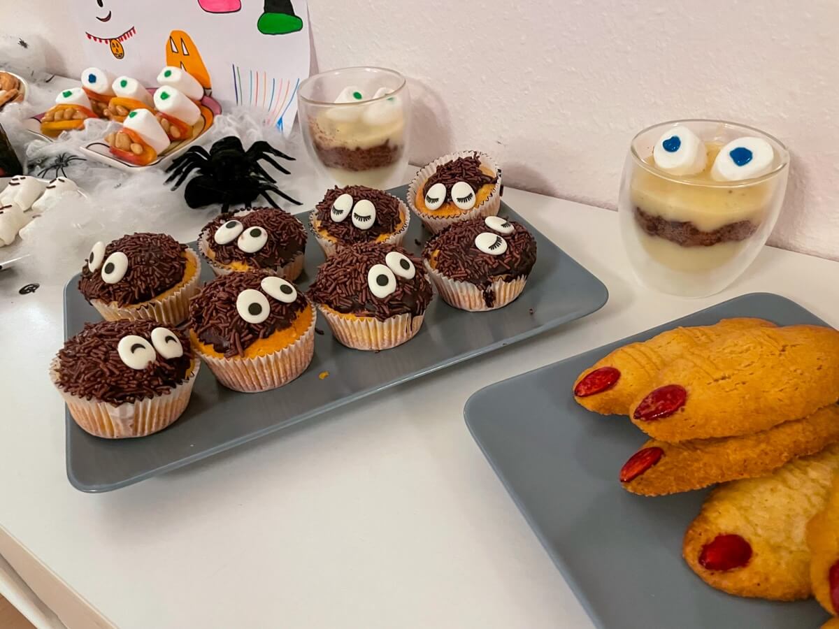 Hexenfinger-Kekse mit blutigem Fingernagel und drollige Monster-Muffins - bitte.kaufen