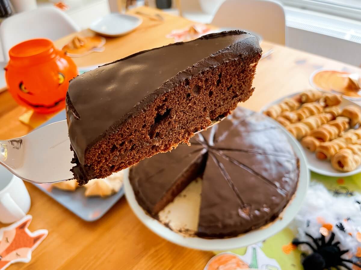 Leckerer Kuchen zu Halloween: Kürbis-Schokoladenkuchen mit dicker Schokoglasur - bitte.kaufen