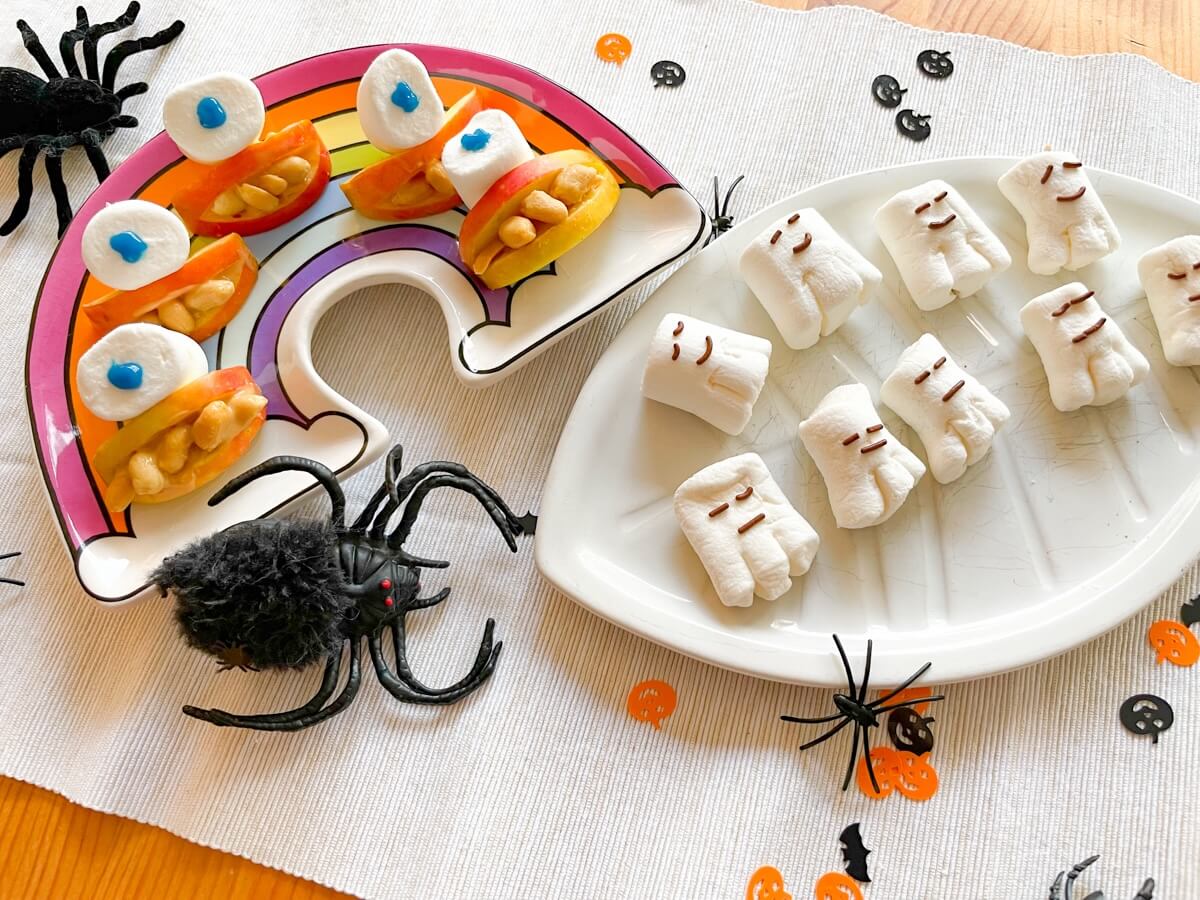 Halloween-Deko für KInder darf süß und gruselig sein! Die Apfel-Monster sind süß, fruchtig und durch das Erdnussmus cremig und salzig! - bitte.kaufen