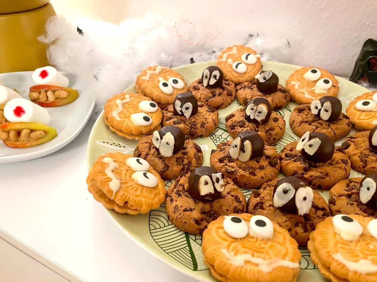 Rezept Cookie-Monster-Kekse ► Halloren-Kugeln auf Cookies kleben ►Mandelscheiben mit Schoko-Pupille verzieren - bitte.kaufen