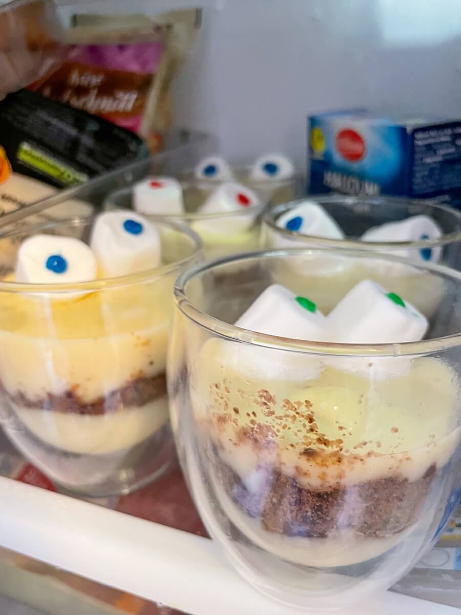 Rezept Monster-Pudding ► Pudding in Glas füllen, Keks- oder Kuchenkrümel als mittlere Schicht ► weitere Schicht Pudding und mit Marshmallow-Augen verzieren - bitte.kaufen